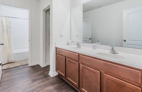 Dallas House | Cozy Queen Room with Full Kitchen, Washer&Dryer & Unlimited free Parking