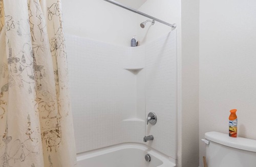 Dallas House | Cozy Queen Room with Full Kitchen, Washer&Dryer & Unlimited free Parking