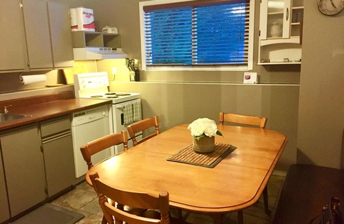 Oaklands Apartment | Cozy Quiet 2 bdrm 3 bed Garden Suite Fully Furnished, All Inclusive with Parking