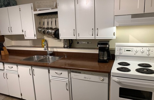 Oaklands Apartment | Cozy Quiet 2 bdrm 3 bed Garden Suite Fully Furnished, All Inclusive with Parking