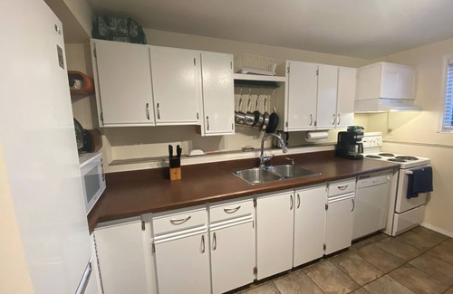 Oaklands Apartment | Cozy Quiet 2 bdrm 3 bed Garden Suite Fully Furnished, All Inclusive with Parking