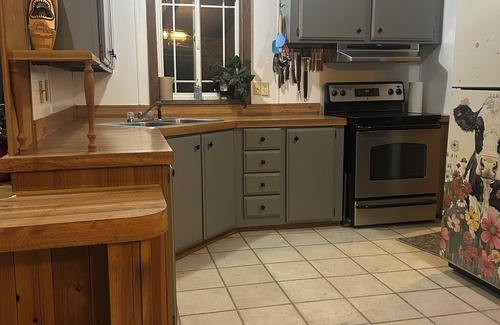 Sheridan House | Cozy, quiet, 3brm2bath2acres. Dog frndly with fee