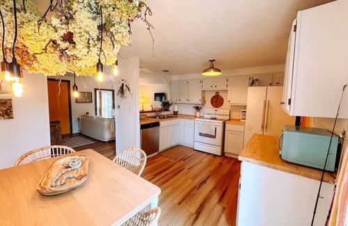 Dowagiac House | Cozy Quiet at Mill Pond Cottage