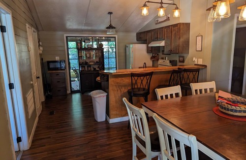 Speedwell House | Cozy, quiet home with a 1 minute walk to Blue Springs Boat Dock Marina