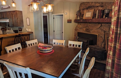 Speedwell House | Cozy, quiet home with a 1 minute walk to Blue Springs Boat Dock Marina