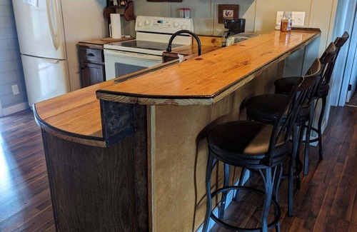 Speedwell House | Cozy, quiet home with a 1 minute walk to Blue Springs Boat Dock Marina