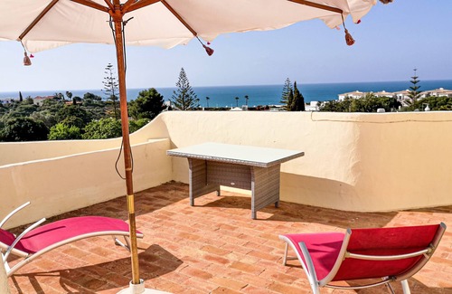 Vale de Covo Apartment | cozy, quiet, sunny apartment. Common terrace with sea view.