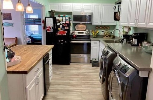Fairfield Bay House | Cozy, Quirky & Fun Cabin - Sleeps 8 - Dog Friendly - Fairfield Bay, Arkansas