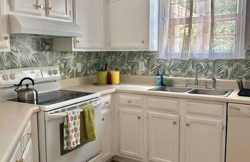 Cary House | Cozy Ranch House w/Sunroom, Enjoy Autumn in NC