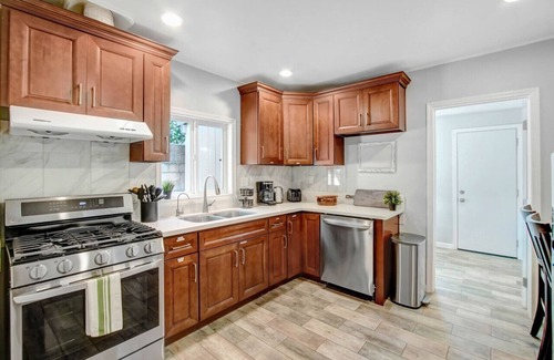 El Monte House | Cozy Rear Nook with Gazebo Pet friendly Tesla Charger A few minutes from the Airport