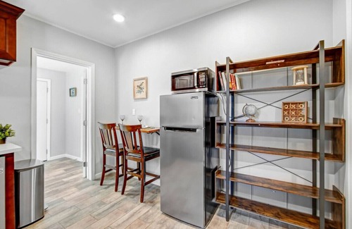 El Monte House | Cozy Rear Nook with Gazebo Pet friendly Tesla Charger A few minutes from the Airport
