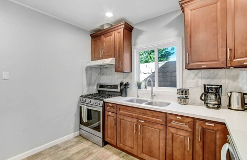 El Monte House | Cozy Rear Nook with Gazebo Pet friendly Tesla Charger A few minutes from the Airport