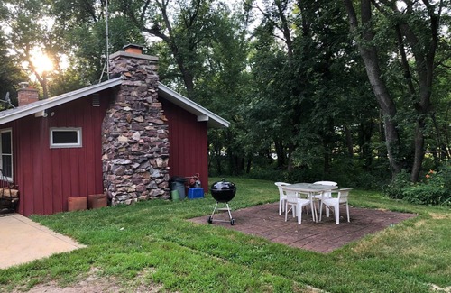 Leland Cabin | Cozy Redstone Cottage on WI River- pets welcome!