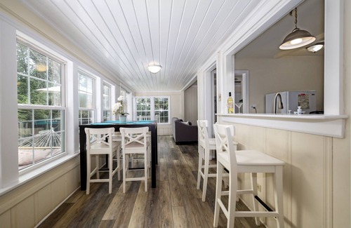 Bahama House | Cozy & relaxing cottage on the lake *Dog Friendly*