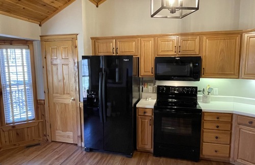 Todd Cabin | Cozy, Relaxing High Country Cabin w/Fireplace & 2 kayaks!
