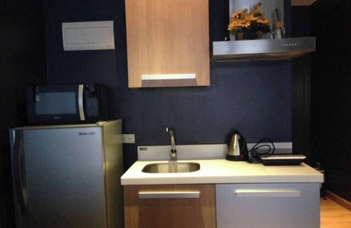 Valenzuela Apartment | Cozy Relaxing Studio Heart of Makati. 54F FASTWI-FI