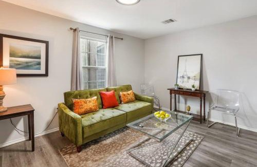 Washington Ave./ Memorial Park House | Cozy Remodeled 2 BD Heights Bungalow