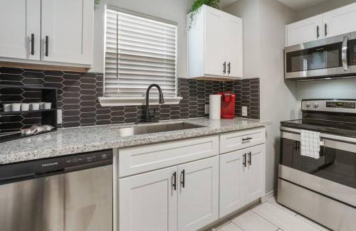 Washington Ave./ Memorial Park House | Cozy Remodeled 2 BD Heights Bungalow