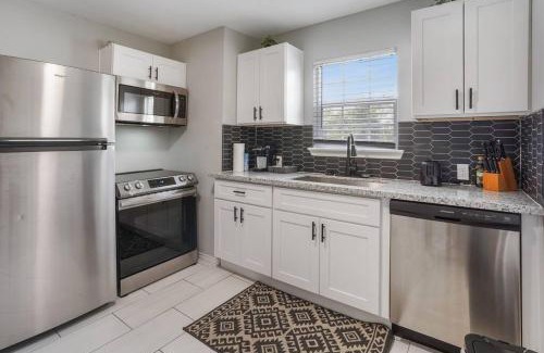 Washington Ave./ Memorial Park House | Cozy Remodeled 2 BD Heights Bungalow