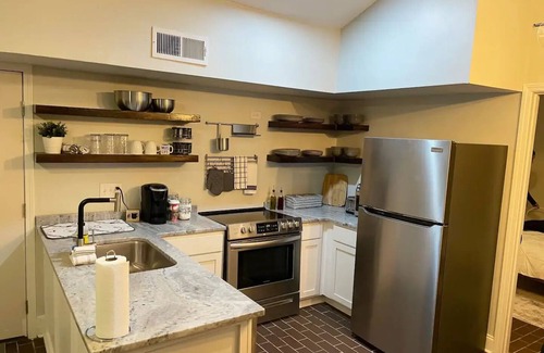 Charlotte House | Cozy remodeled 2-Bedroom close to everythingnn