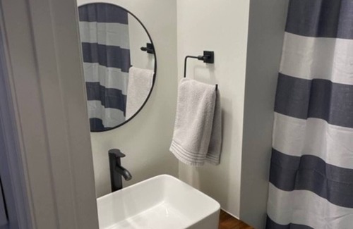 Charlotte House | Cozy remodeled 2-Bedroom close to everythingnn