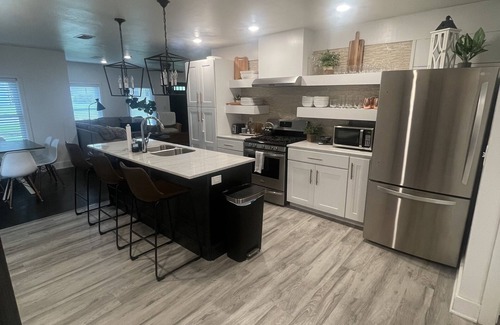 Mena Cottage | Cozy remodeled house 3 blocks from downtown.