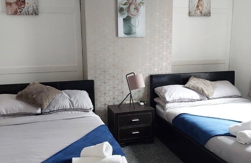Leeds House | Cozy Retreat 9 Mins to Leeds City Centre & LGI