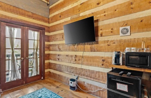 Townsend Hotel | Cozy Retreat | Balcony Views | Trails, Koi Pond & Firepit