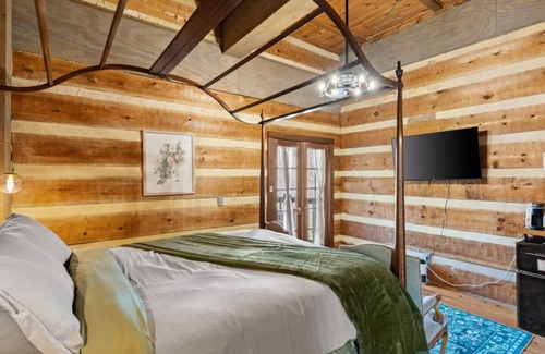 Townsend Hotel | Cozy Retreat | Balcony Views | Trails, Koi Pond & Firepit
