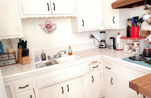 Bluff Park Apartment | Cozy retreat by the Beach in Long Beach. 10 Min to Aquarium & Queen Mary .