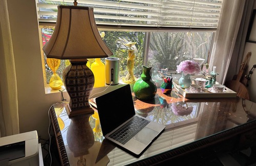 Bluff Park Apartment | Cozy retreat by the Beach in Long Beach. 10 Min to Aquarium & Queen Mary .
