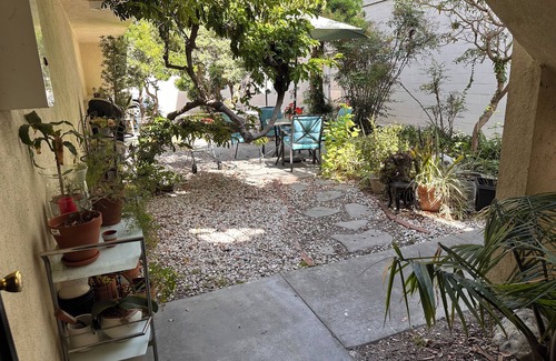 Bluff Park Apartment | Cozy retreat by the Beach in Long Beach. 10 Min to Aquarium & Queen Mary .