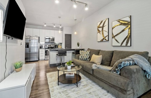 Chestnut Apartment | Cozy Retreat Close to Capitol & LBJ Library - WiFi