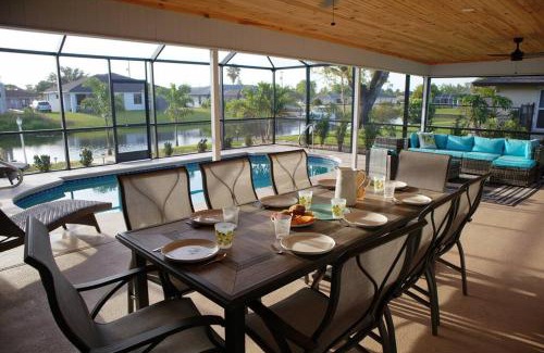 Fort Myers House | Cozy Retreat, heated pool, water canal, bikes,3 bedroom