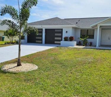 Fort Myers House | Cozy Retreat, heated pool, water canal, bikes,3 bedroom