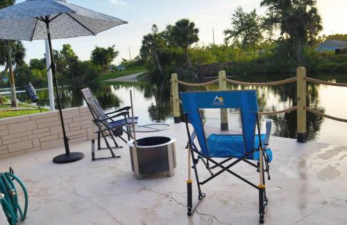 Fort Myers House | Cozy Retreat, heated pool, water canal, bikes,3 bedroom