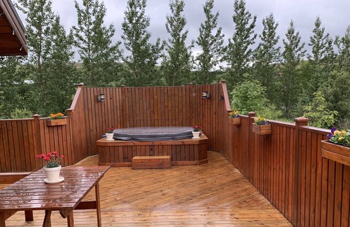 Akranes Cottage | Cozy Retreat Home with Jacuzzi