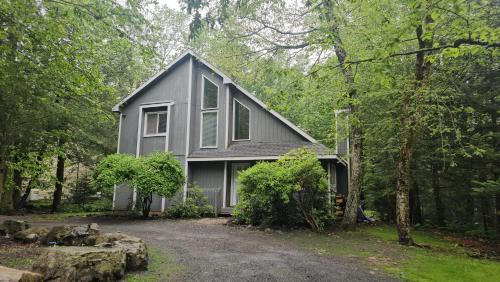 Tobyhanna Ski Chalet | Cozy Retreat in Scenic Poconos