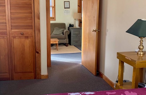 Rowe Bed & Breakfast | Cozy Retreat in the Berkshires - Prue Berry Room in Orchard Guest House