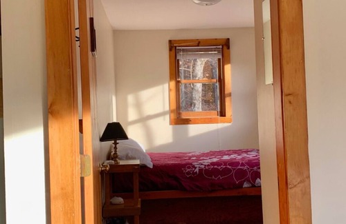 Rowe Bed & Breakfast | Cozy Retreat in the Berkshires - Prue Berry Room in Orchard Guest House