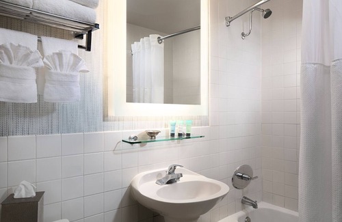 Crown Point Hotel | Cozy Retreat Room w/On-Site Dining and Beach Access – Ideal for Groups