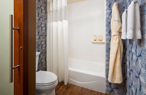 Crown Point Hotel | Cozy Retreat Room w/On-Site Dining and Beach Access – Ideal for Groups