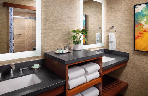 Crown Point Hotel | Cozy Retreat Room w/On-Site Dining and Beach Access – Ideal for Groups