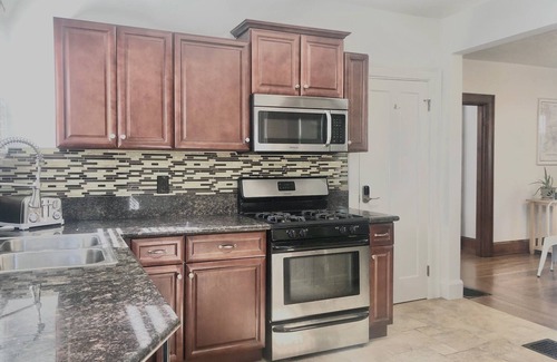 Roselawn Finance House | Cozy Retreat @ The Sweet Iris