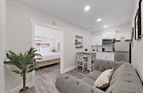 Pinecrest West Park Apartment | Cozy Retreat