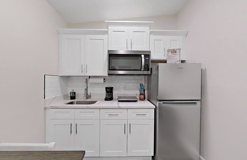 Pinecrest West Park Apartment | Cozy Retreat