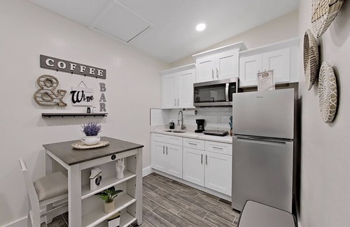 Pinecrest West Park Apartment | Cozy Retreat