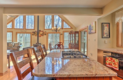 Tobyhanna Cabin | Cozy Retreat w/Deck & Hot Tub, 20 mins to Kalahari