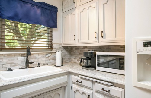 Albuquerque House | Cozy Retreat w Hot Tub, Fireplace, King Bd, Games, BBQ, Near I-40+Sandia+Airport