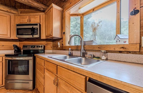 Dahlonega House | Cozy Retreat with a Hot Tub!